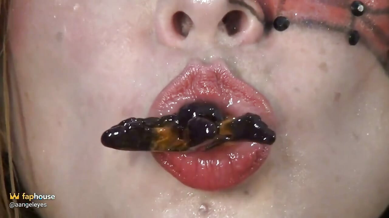 Spider-girl's Extreme Swallowing Challenge! Huge Edible Spiders