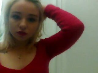 Schöne, zarte charmante, selbstgedrehte Striptease in einem roten Pullover
