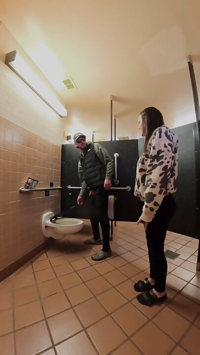 Beccato nel bagno pubblico e secondi bagnati con la moglie