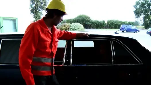 Cowok bertato rambut pirang dan rambut cokelat yang lagi sange di-anal habis-habisan di seks threesome