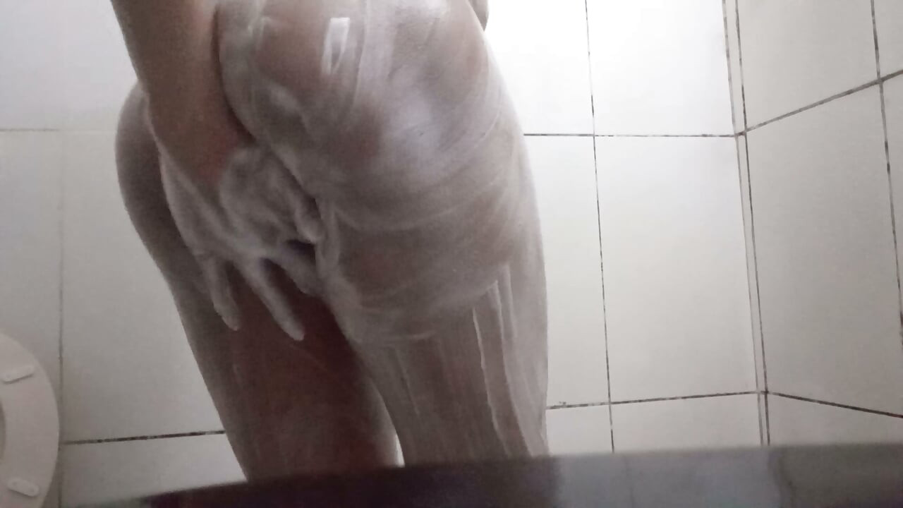 Gerçekten çok güzel kokuyorum ve klitorisimi güzelce ıslak.