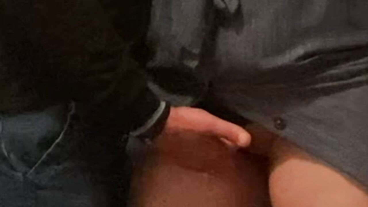 Kåt slampa blir fingrad i sin saftiga fitta