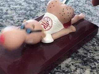 GPGをする人形の赤ちゃん