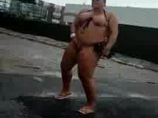 Bbw brasiliana abbronzata che fa jilling per strada