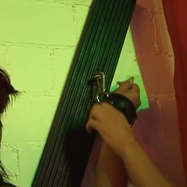 परिपक्व domme Clamps और बाउंड बेब की टपकती चूत को छेड़ती है