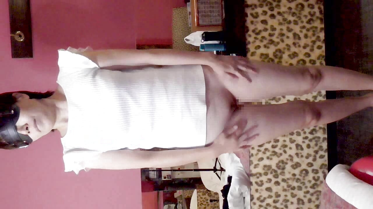 Mayu nr 69 piękna dziewczyna z maską na pełną głowę, kołnierzykiem i smyczą, ona jest wyszkolona seksualnie