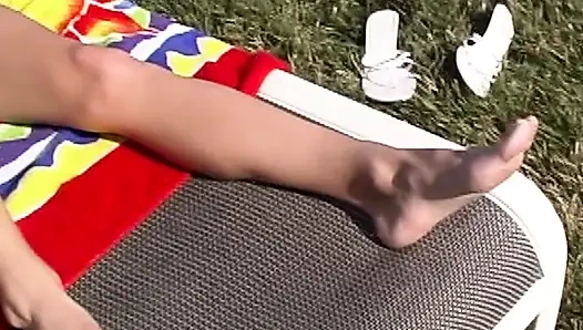 Heiße Blondine reibt sich am Pool