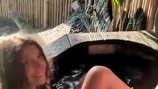 Трахаю молодую пару на веранде на улице