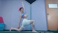 Yoga per principianti in streaming in diretta - latina con grandi tette