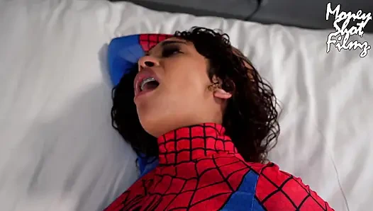 Она, как полагают, спасает мир, вместо этого она отвлекается на большой хуй