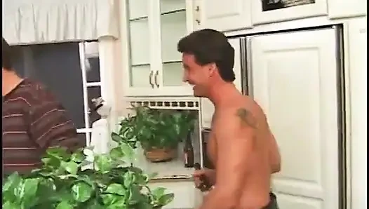 Uzun bacaklı esmer bal amını emdiriyor ve mutfakta adam tarafından sikiliyor