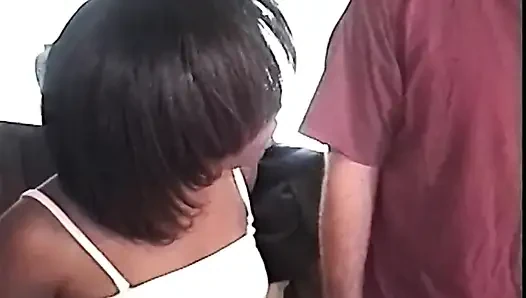 Olgun zenci orta yaşlı seksi kadın iki beyaz adam tarafından sert sikiliyor