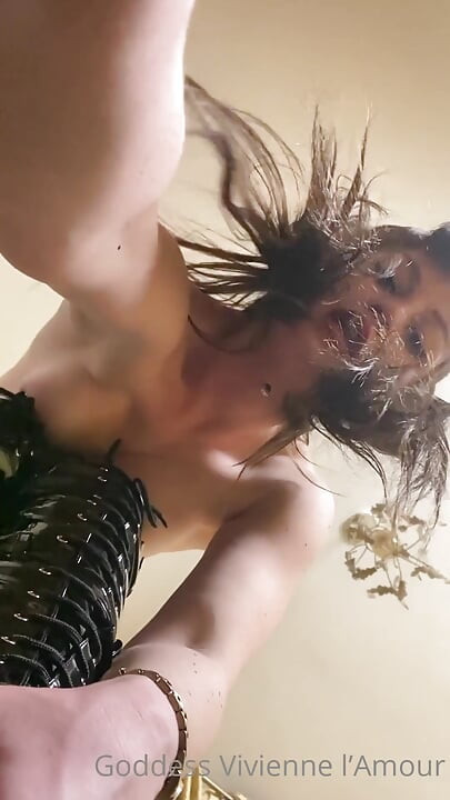 Vivienne L'amour - Gigante engole você inteiro
