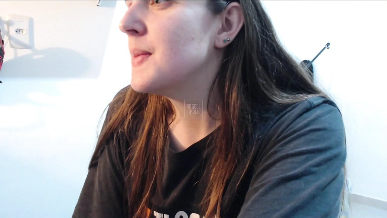 Sexy and big ass girl does live and gets naked