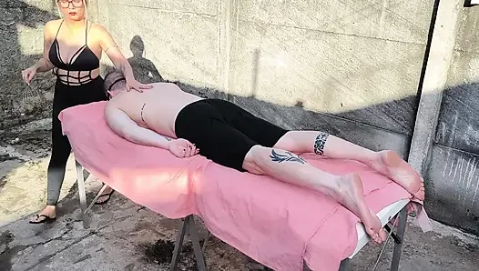 Голый массаж на улице с горячей блондинкой