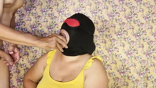 Güzel olgun maskeli kadın lezzetli derin gırtlağına kadar sakso çekiyor