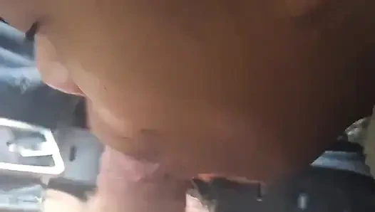 Minyon zenci genç kız arabada sakso çekiyor