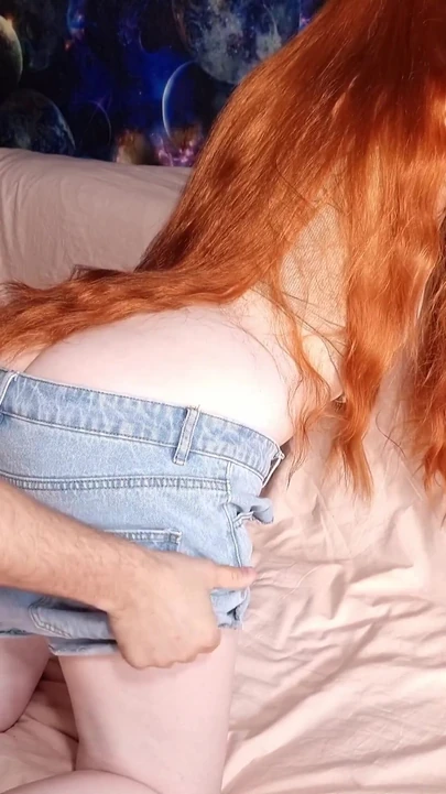 Unvergesslicher moment aus "Footjob und leidenschaftlicher sex mit einer schönheit, die sperma auf ihr gesicht nimmt"