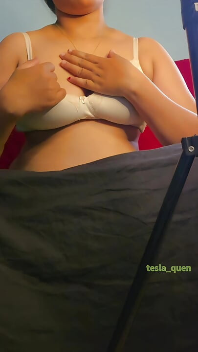 Iubită sexy într-un apel video romantic noaptea târziu cu iubitul ei se cu degetul