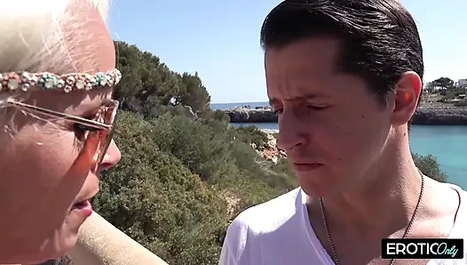 Spontane Seks Yol Kenarı Aç MILF Her Şeyini Veriyor