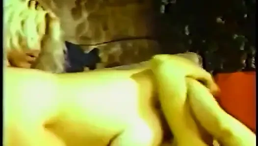 Ateşli sarışın kız halıda seksi bir kızıl saçlının amını yalıyor