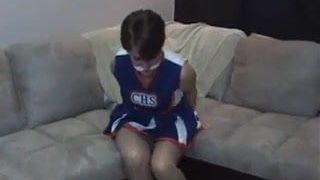 Cheerleader gebonden op de bank