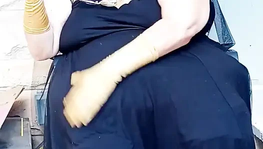 Yarasa kız sigara molası veriyor