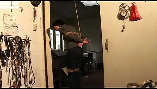 Steffi baumelt am seil, eng mit ball geknebelt