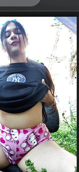 สาวเซ็กซี่สตรีมและสัมผัสตัวเองเพื่อแฟน ๆ