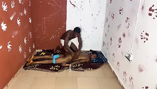 Heteroseksüel adam eşcinsel bir adama masaj yapıyor