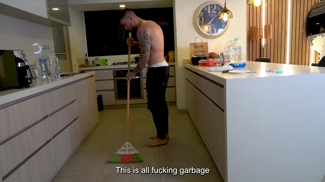 18 岁的哥伦比亚继妹趁父母不在的时候操她姐夫的绿帽奴！Naty delgado和rauls Bud