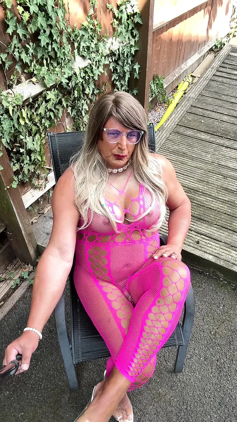 Sexig crossdresser Kellycd2022's i rosa fisknät kattdräkt och klackar