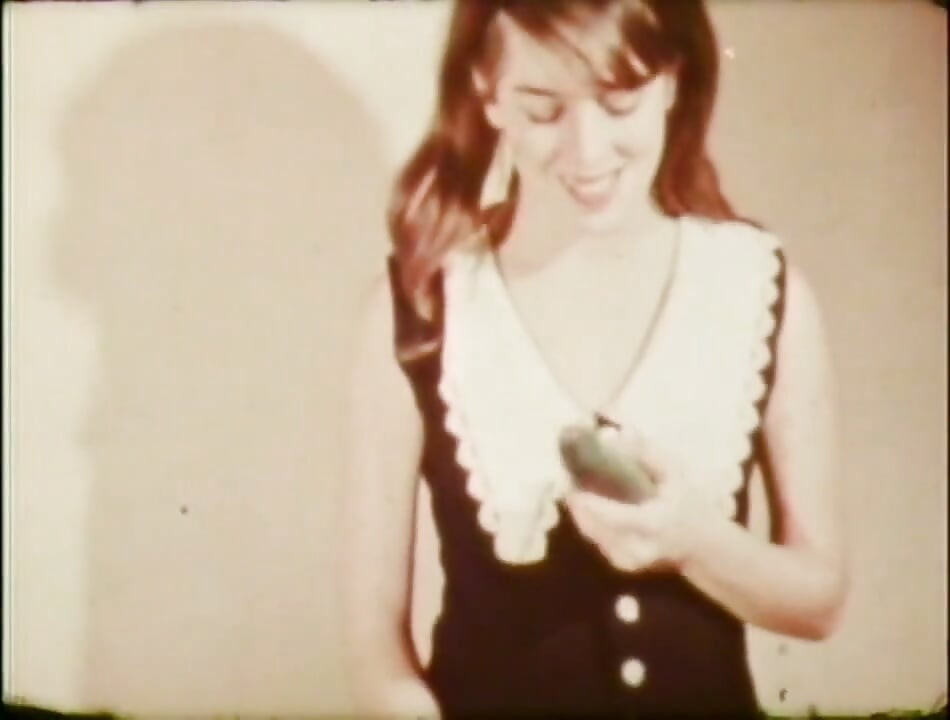 Fată tânără dulce retro ia la prelucrat o pulă mare