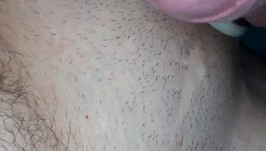 Büyük taşaklarla kalın yarakla mastürbasyon yapıyor
