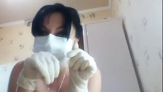 Riesiger arzt wird deinentine-körper mit ihren latex händen und ihrem großen nackten körper zerquetschen