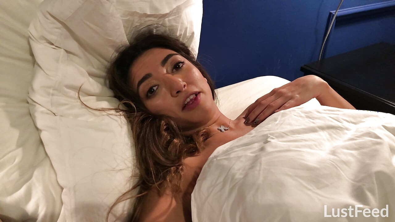 Tiny latina girlfriend fucks in bed - Frida Sante