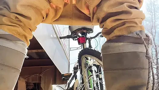 Natursekt am boden nahe dem lkw-rad