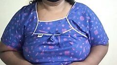 Akka trägt tragendes Nachthemd im heißen Video