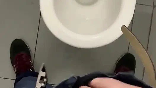 Sikim umumi tuvalette boşalıyor yakın çekim