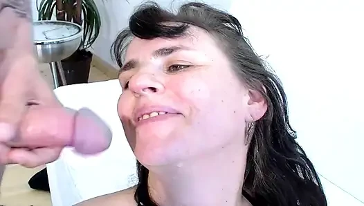 Cewek nakal jerman bertato dicrot di muka setelah seks threesome hot