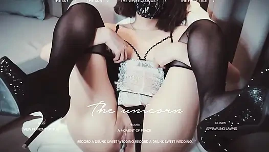 Mia si teman kantor menggoda kami setiap hari di ruang minum teh