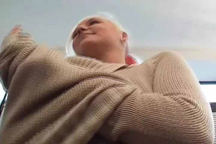 Een mooie Duitse slet met een geweldig lichaam dat een pik in pov behaagt