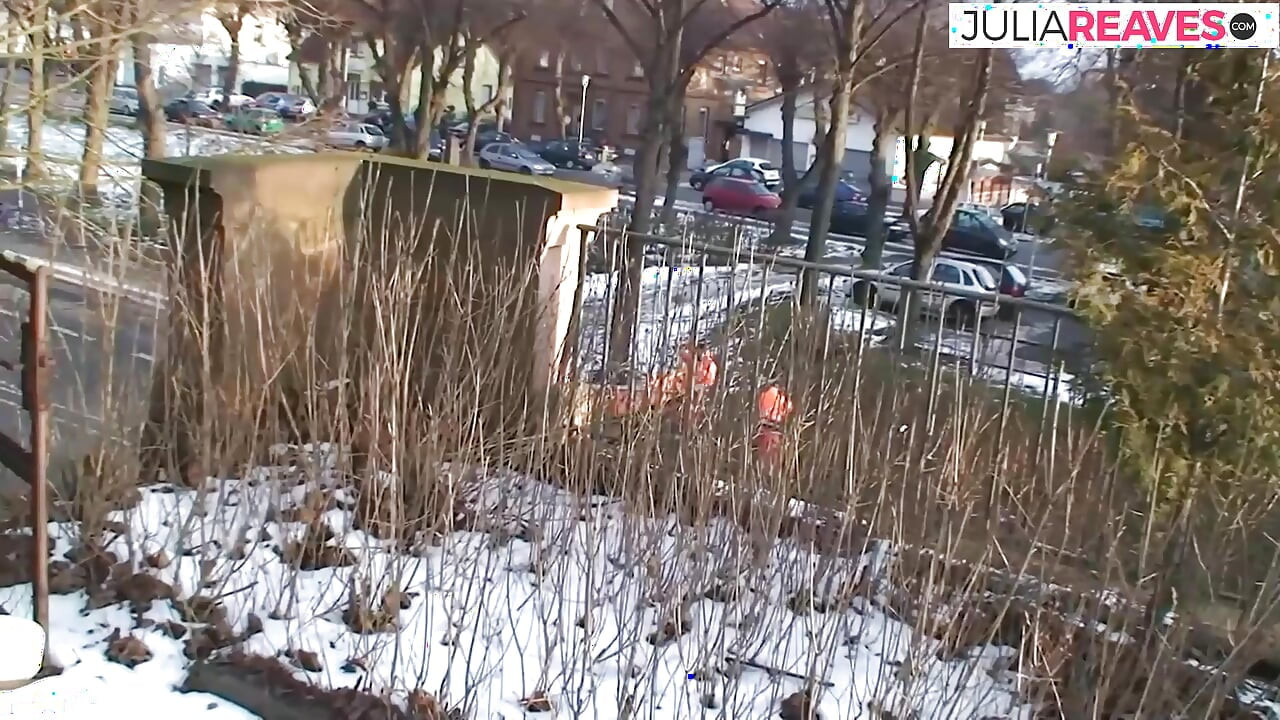 Perra cachonda gime duro mientras se la follan al aire libre