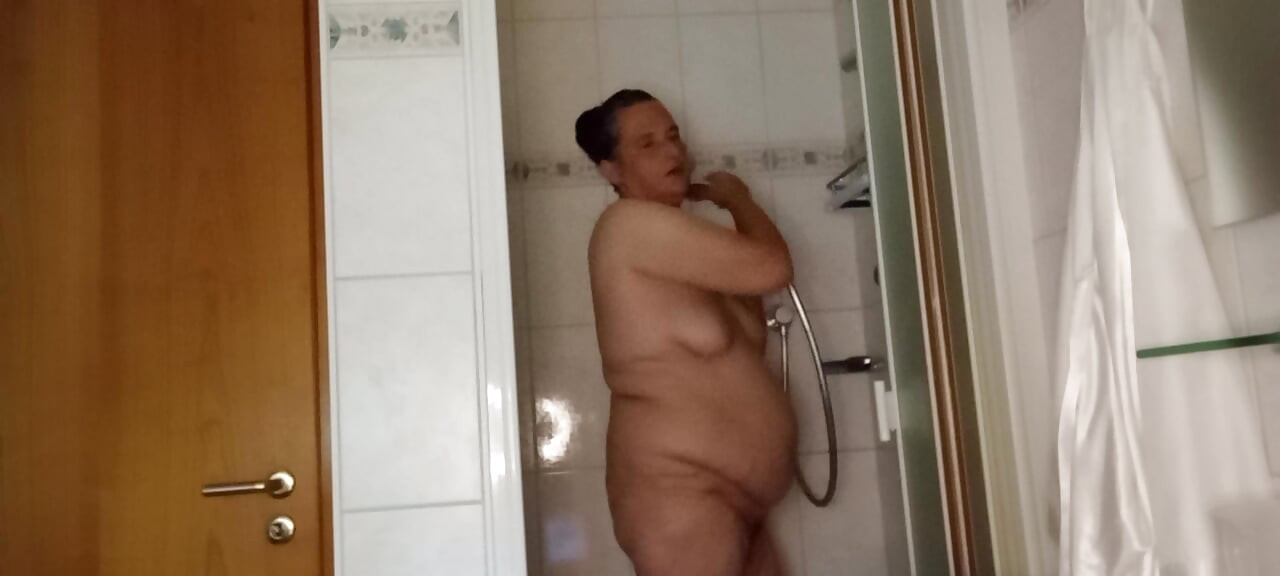 Olgun iri güzel kadın senin için duş alıyor - doğal salatalık havuç ovma ve flört klibi2