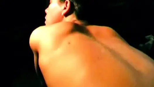 Cewek hot rambut cokelat lagi asik fingering memeknya sendirian di dalam mobil gelap
