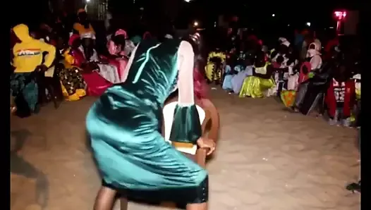 Sabar танцует, хлопает задницей из Сенегала