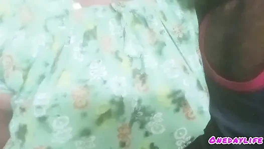 Genç oğlan oyun alanında egzersiz yapan tamil evli kadınla seks yapmaya çalışıyor