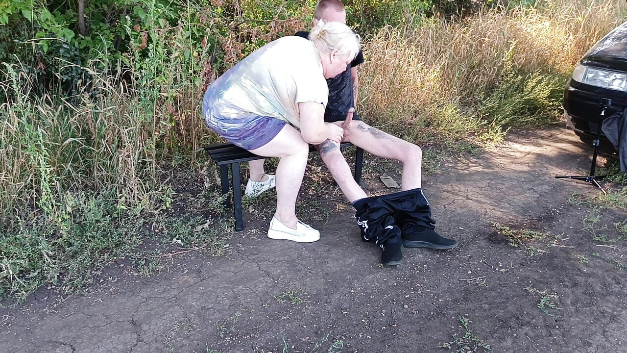 Susjed mi puši kurac u javnom parku na klupi dok ne svršim