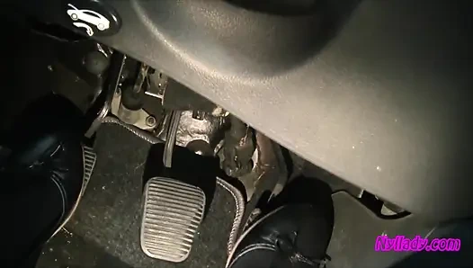 Nyllady За рулем и поимкой ее браво в сапогах на высоких каблуках и черных балетках