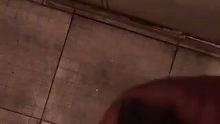 Тамильский паренек мастурбирует на корабельном туалете